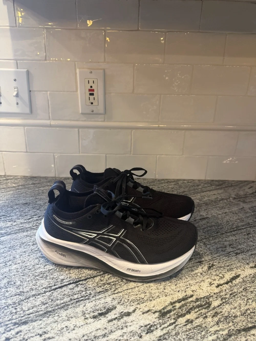 Women’s Asics Nimbus 25 Size 7 Wide